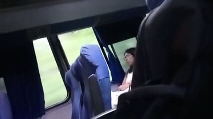 Chica joven el en autobÃºs