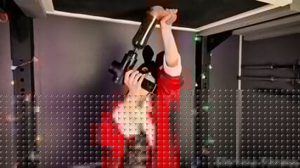 Elle joue au boxe avec les couilles et la bite de cet homme