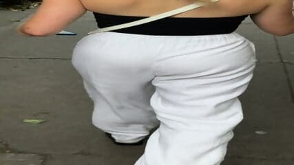 Mujer en tanga caminando