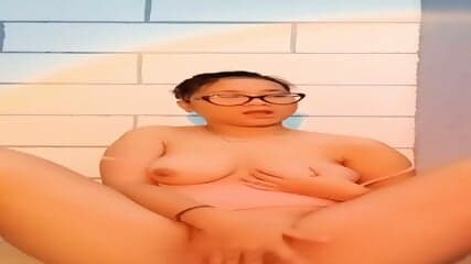 Ziela Kacamata Mainin Sendirian di Kamar Mandi