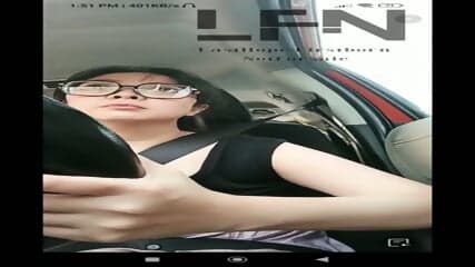 Kasihan Cici nya ada tanda bekas operasi di dada nya(bekas jahitan), tapi masih harus cari duit(nge live)