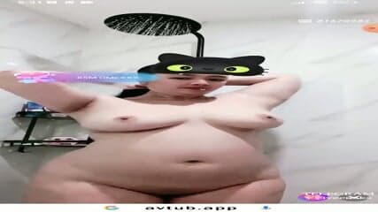 Tante Syesye tembem mandi bugil