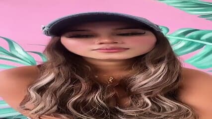 Belahan Dada Pulen Berkelas Hani Asyik Ngobrol