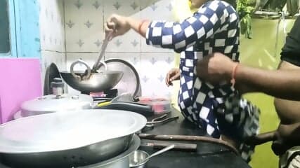 Sorprende a la novia mientras cocina