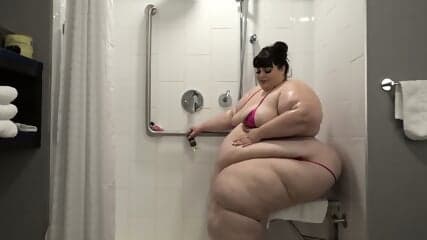 SSBBW Juicy Jackie Oiling Up My Body
