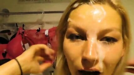 Geile Milf Lutscht Fremden Schwanz In Der Ã¶ffentlichen Umkleidekabine