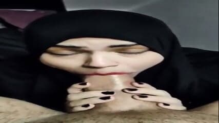 Arabic Hijabi Milf Gives Blowjob To A White Dick