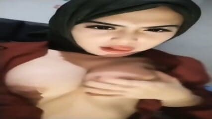 Skandal Yuni Jilbab Pamer Susu Full Https://tr.ee/9mLnhC
