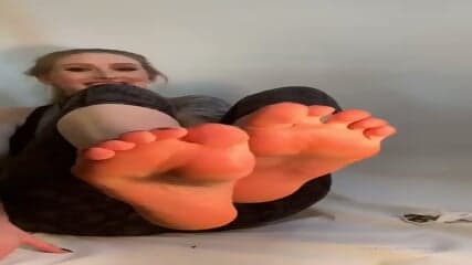 Blonde babe toe sucking