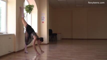 Kim Nadara sexy nyked gymnast