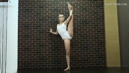 Hot teen babe does gymnastics naked Dora Tornaszkova