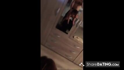 face a la glace de l armoire