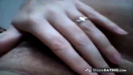 elle se filme en branlant son gros clito et en se doigtant