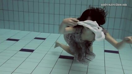 Super tight underwater babe pussy Loris Licicia