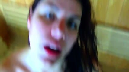 Vollbusige heiÃe Ehefrau lutscht und fickt Ehemann