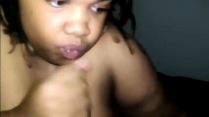 Mi prima gorda me visita y me chupa el pito