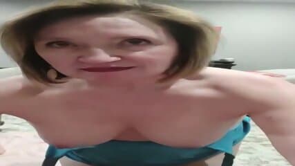 Suzanne suce une bite devant la camera