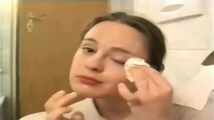 Sie laesst sich ins Gesicht spritzen