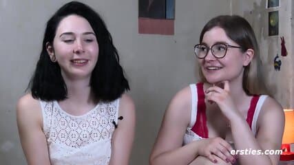 Ersties - Die 18-jÃ¤hrige Joanna hat ihr erstes lesbisches Erlebnis mit Strap-on